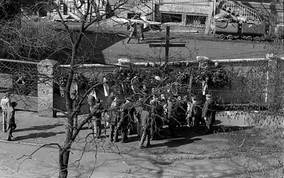  Drewniany krzyż pod kopalnią „Wujek”. Marzec 1982 r.