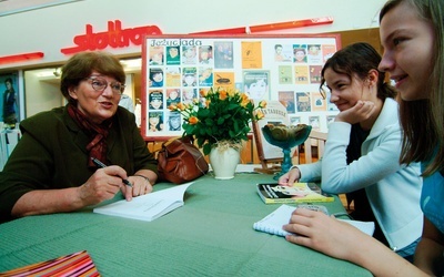 80. urodziny Małgorzaty Musierowicz. „Mędrcem pomagającym w życiu może być na przykład własny dziadek” – mówiła pisarka „Małemu Gościowi”.