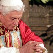 Papież modli sie przed podróżą