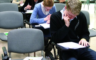  14 marca. Mateusz Bąk z Radzionkowa- -Rojcy (na pierwszym planie) pisze test w czasie olimpiady teologicznej