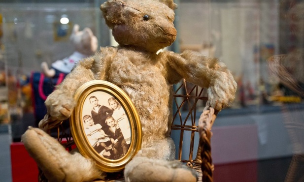 Ten miś pochodzi z 1905 roku z wytwórni Steiff. 