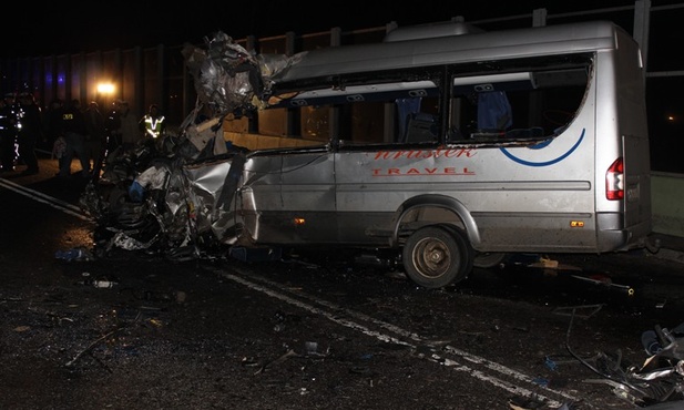 8 osób zginęło w zderzeniu busa i naczepy