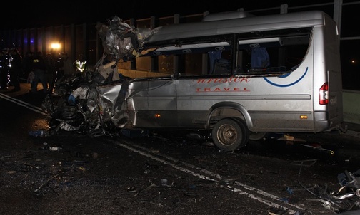 8 osób zginęło w zderzeniu busa i naczepy