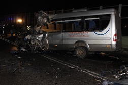 8 osób zginęło w zderzeniu busa i naczepy