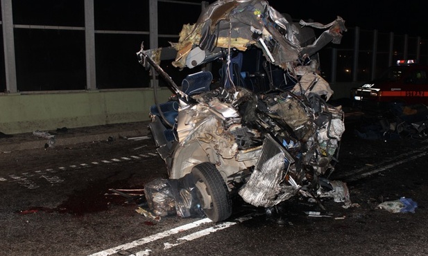 8 osób zginęło w zderzeniu busa i naczepy