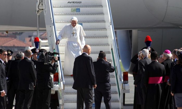 Benedykt XVI powrócił do Rzymu