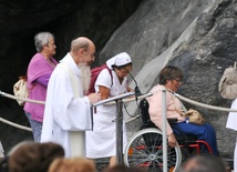 Lourdes. Tu każdego dnia tłumy ludzi modlą się o cud