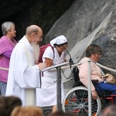 Lourdes. Tu każdego dnia tłumy ludzi modlą się o cud