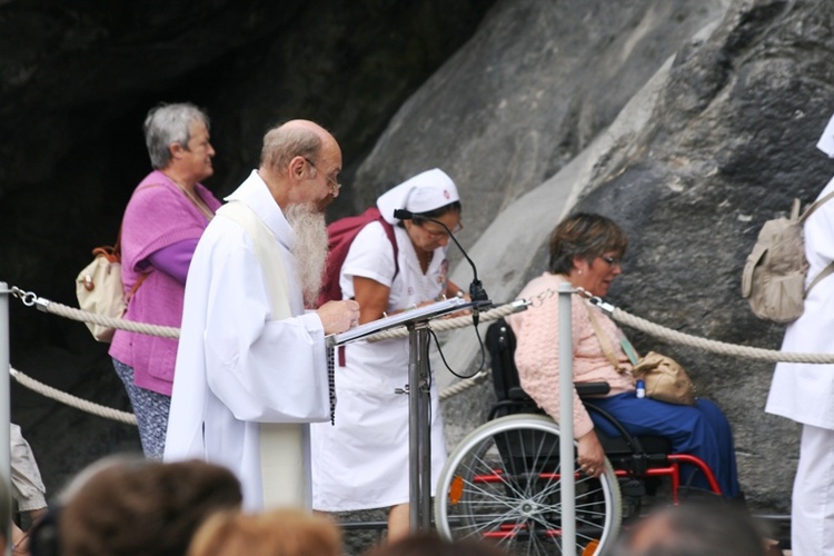 Lourdes. Tu każdego dnia tłumy ludzi modlą się o cud