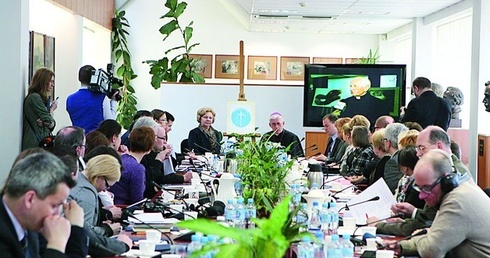  Biblioteka Śląska, 26 marca. Prezydent Zabrza M. Mańka-Szulik i abp W. Skworc w czasie konferencji prasowej na temat Święta Rodziny