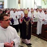  Arcybiskup udzielił pasterskiego błogosławieństwa nie tylko nowo ustanowionym szafarzom, lecz także ich żonom, dzieciom i bliskim