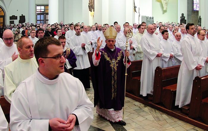  Arcybiskup udzielił pasterskiego błogosławieństwa nie tylko nowo ustanowionym szafarzom, lecz także ich żonom, dzieciom i bliskim