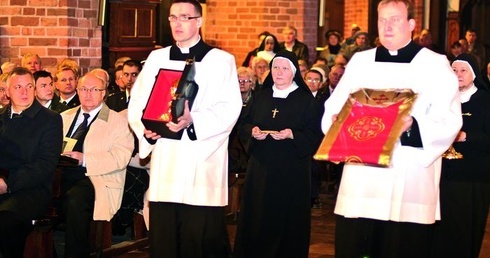 Prymas Polski abp Józef Kowalczyk na ręce bp. Juliana Wojtkowskiego złożył podziękowania swoim wychowawcom na drodze kapłaństwa 