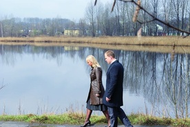  Okoliczności przyrody może i piękne, bo na zdjęciu nie widać smrodu. Brzegiem stawu, który zostanie oczyszczony,  idą minister rozwoju regionalnego Elżbieta Bieńkowska  i prezydent Świętochłowic Dawid Kostempski