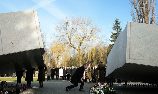 Na Powązkach uczczono pamięć ofiar katastrofy