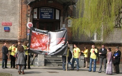 Feministki bronią aborcyjnego szpitala