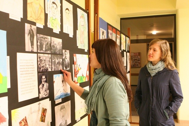 Młodzież także z zainteresowaniem oglądała wystawę