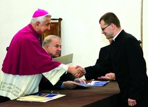 Każdy z diakonów otrzymał dekret od abp. Wojciecha Ziemby kierujący go do pracy 
