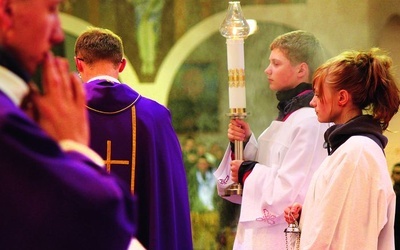 Eucharystia  jest  najważniejszym momentem każdego czuwania. Każdy chętny może służyć do Mszy św. 