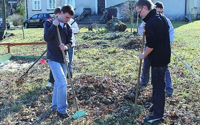  Młodzież w wolnym czasie porządkowała posesję domu rekolekcyjnego