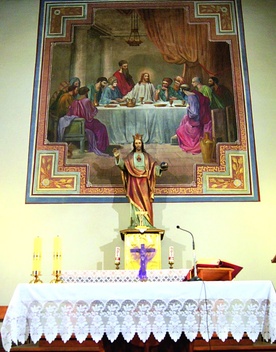  W prezbiterium znajduje się malowidło przedstawiające Ostatnią Wieczerzę