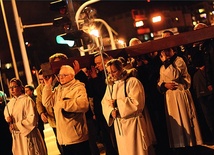  Parafianie nieśli krzyż ulicami osiedla. Na kościelnym placu postawiono go o godz. 21.37, w godzinę śmierci bł. Jana Pawła II