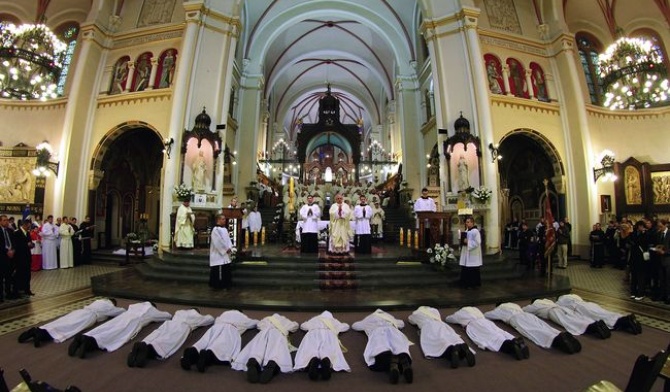  Oprócz ośmiu kapłanów wyświęcono czterech diakonów. W czasie Litanii  do Wszystkich Świętych leżeli krzyżem