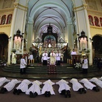  Oprócz ośmiu kapłanów wyświęcono czterech diakonów. W czasie Litanii  do Wszystkich Świętych leżeli krzyżem