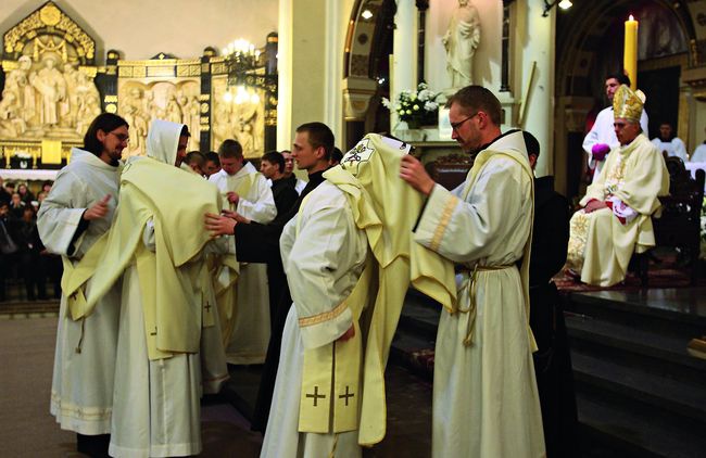  Diakoni przyjmują dalmatyki