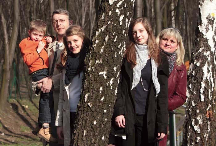 Rafał Blazy z żoną Anną i dziećmi: Julią, Martą i Kubą