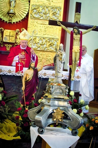  Abp Edmund Piszcz przypomniał, że wielkim szczęściem archidiecezji jest posiadanie relikwii pierwszego polskiego męczennika