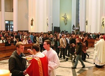  21 kwietnia, młodzież w katedrze