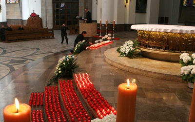 Katowice: Trzy tysiące zniczy w katedrze 