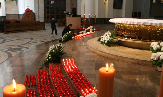 Katowice: Trzy tysiące zniczy w katedrze 