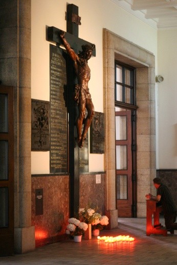 Trzy tysiące zniczy w katedrze