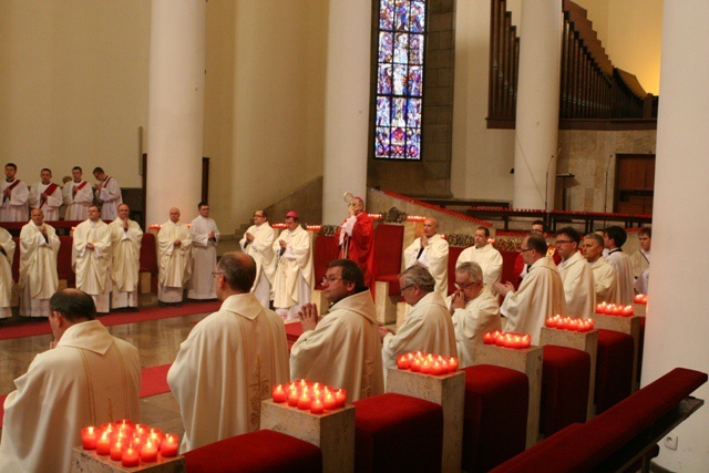 Trzy tysiące zniczy w katedrze