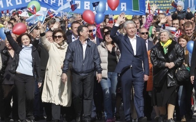 Miedwiediew i Putin na czele pochodu