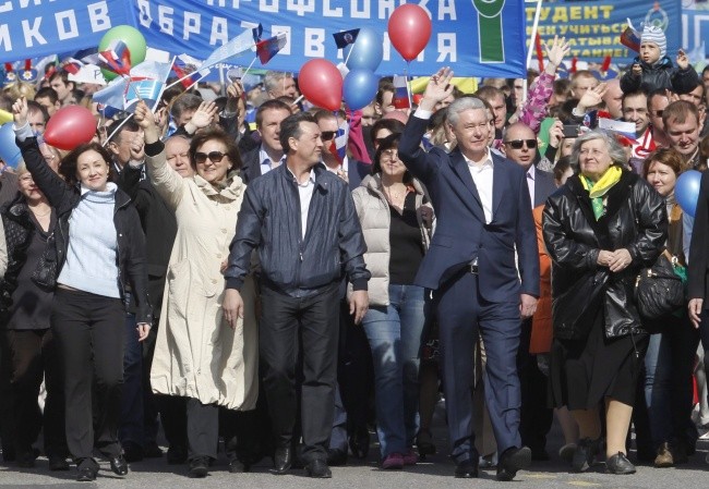 Miedwiediew i Putin na czele pochodu