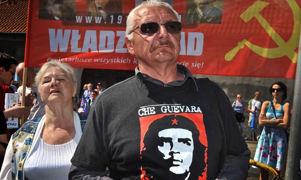 Uczestnik demonstracji SLD w koszulce z wizerunkiem lewackiego zbrodniarza
