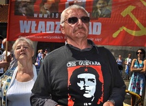 Uczestnik demonstracji SLD w koszulce z wizerunkiem lewackiego zbrodniarza