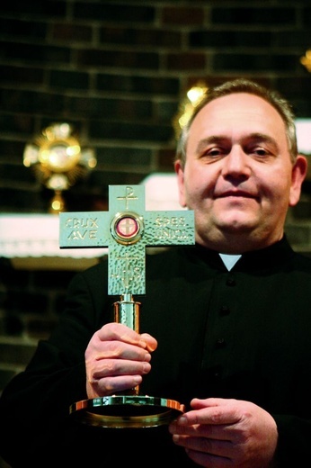 Relikwie Krzyża Świętego w ozdobnym relikwiarzu prezentuje ks. Józef Włosek 