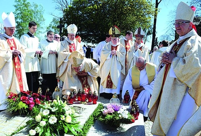  Modlitwa przy grobie bp. Juliusza Bieńka, pochowanego na cmentarzu w rodzinnej parafii św. Mikołaja i św. Małgorzaty w Wysokiej