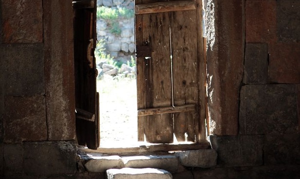 Z uśmiechem i ukłonem