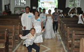 Filipiny: Ślub 26 par - ofiar tajfunu (z polskim akcentem)