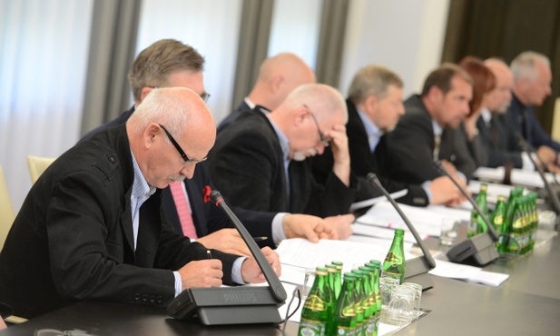 "Senat zabija prasę" - cd.