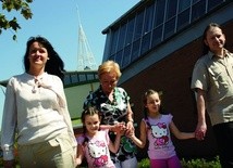  Magdalena i Artur Ślęzakowie z córkami, w środku Joanna Grajewska- -Wróbel, dyrektor nowej Katolickiej Szkoły Podstawowej