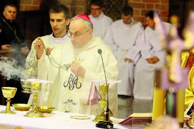  Bp Jacek Jezierski wyrażał wielką troskę o dobro naszej ojczyzny, w której intencji celebrował Mszę św. 