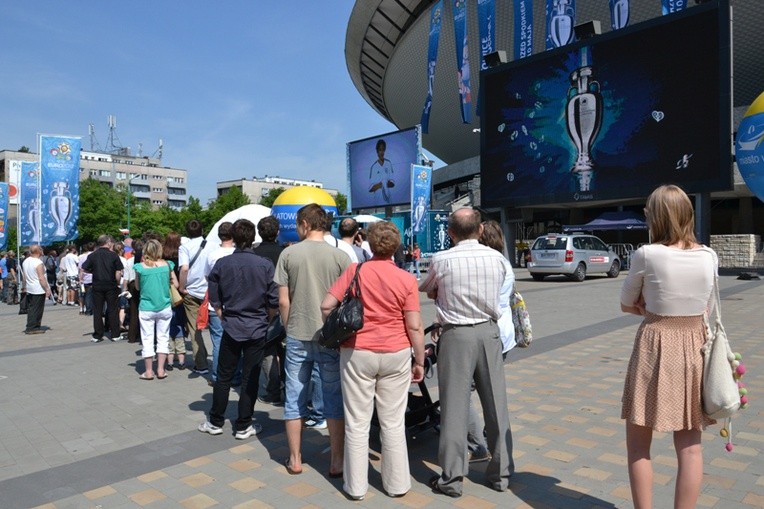 Kibice z Katowic witają Puchar UEFA