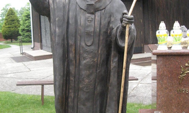 Zatrzymano mężczyznę, który zniszczył pomnik Jana Pawła II