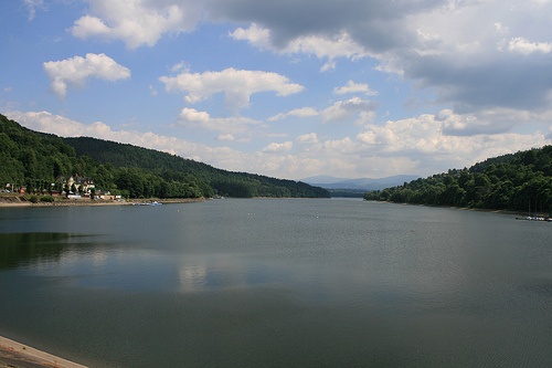 Zabytkowe tabernakulum nad brzegiem jeziora